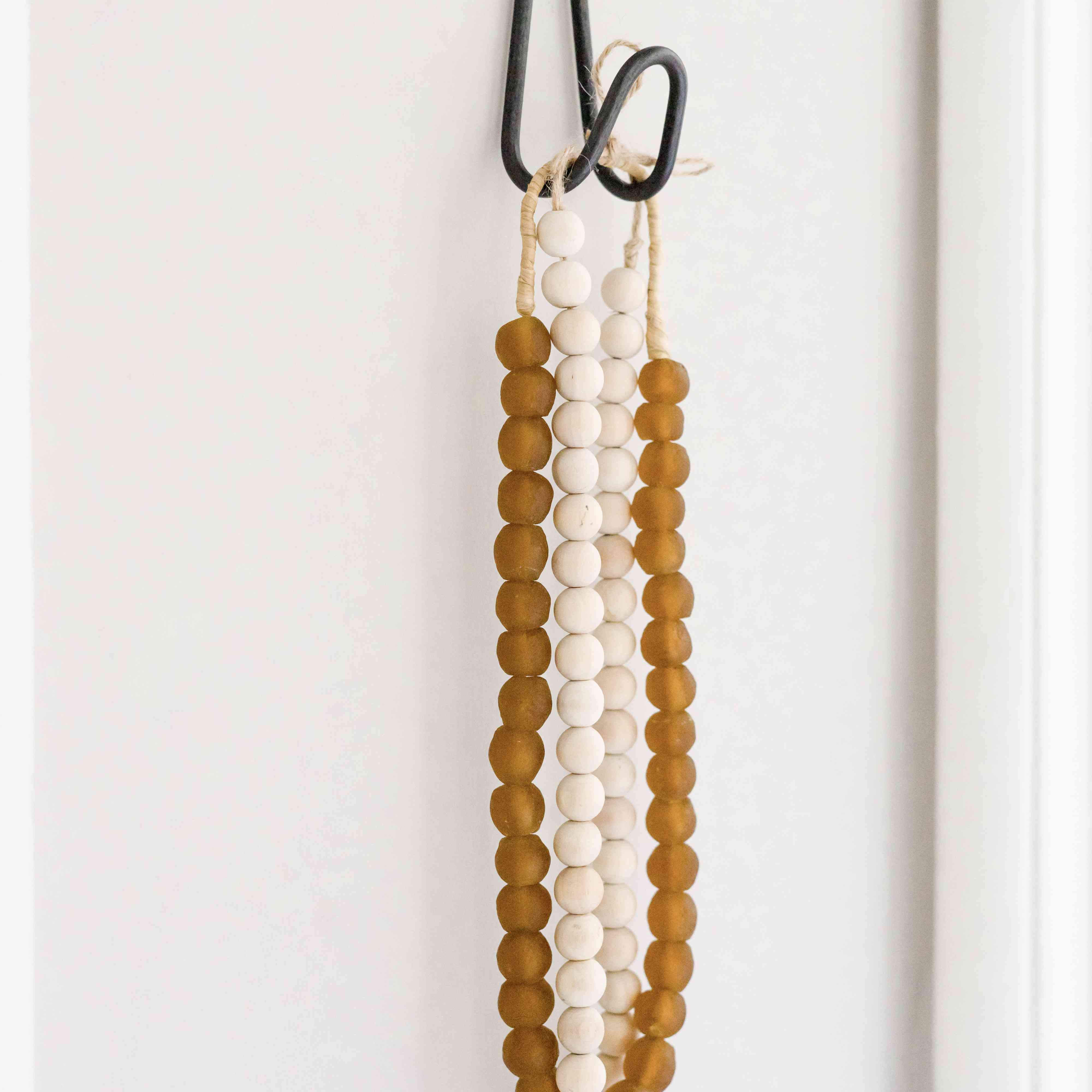 阿丽莎·阿格拉拉斯的家巡回-在走廊上挂珠子