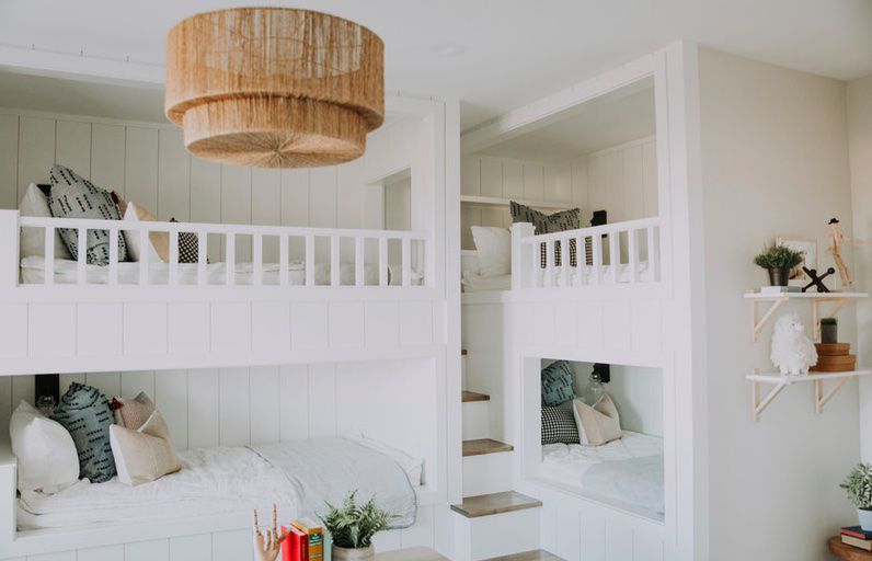 白色卧室有铺位