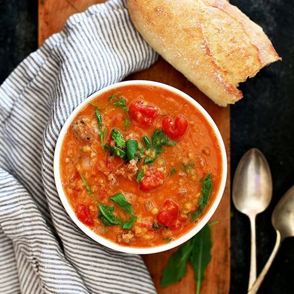 慢电磁炉香肠，小扁豆，和芝麻菜汤食谱