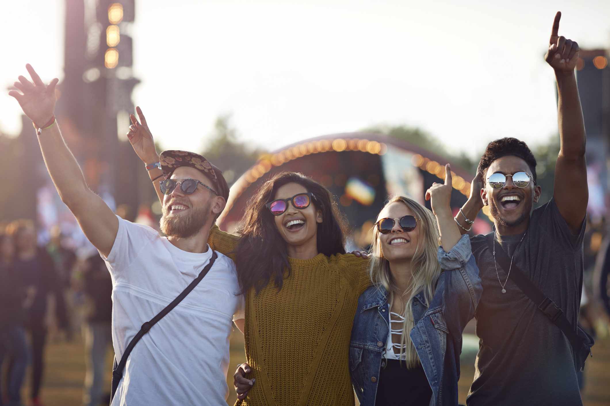 年轻人组在户外音乐会