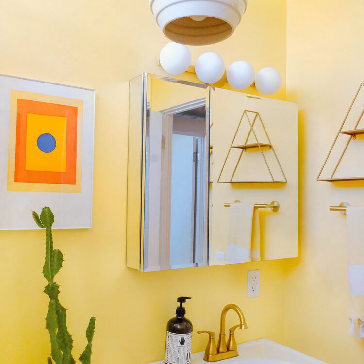 这间盥洗室有着鲜艳的黄色墙壁和醒目的装置