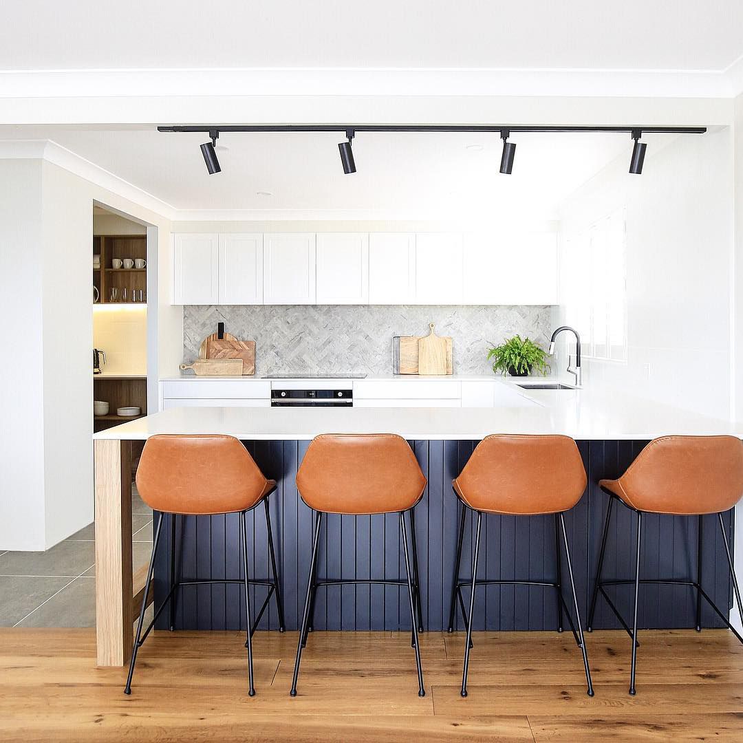 厨房配有黑色轨道照明