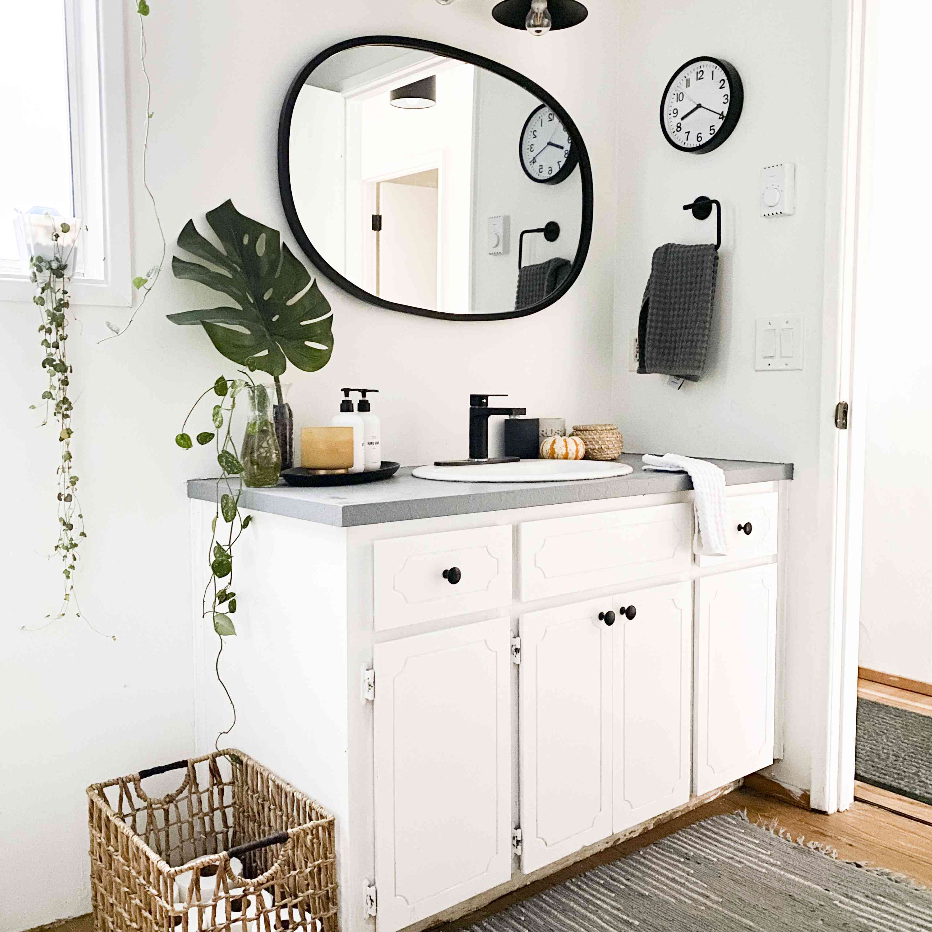 浴室配有黑色镜子，植物和地毯