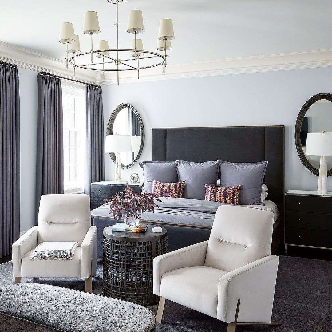 卧室配有两个口音椅子