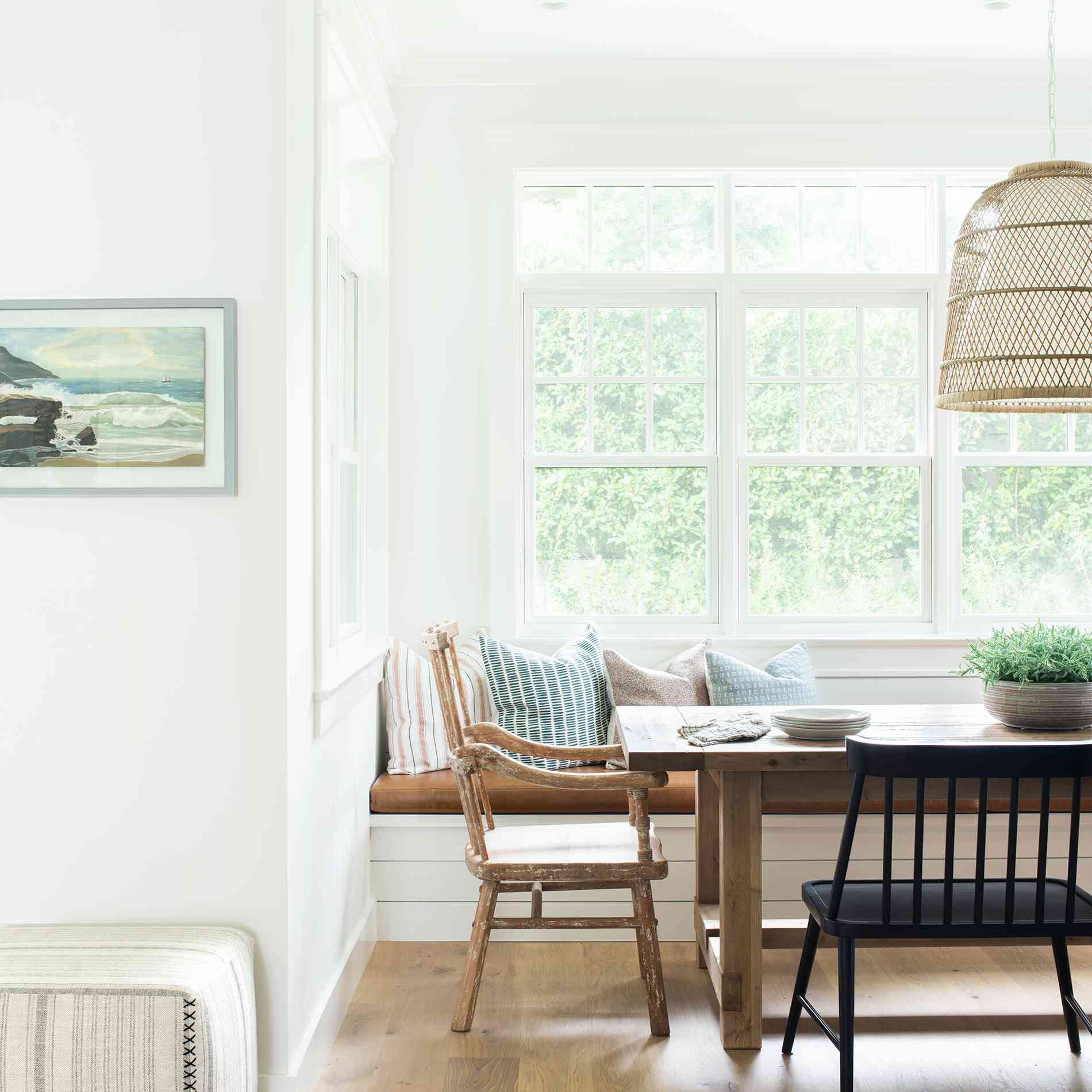 用餐区与木桌和椅子。