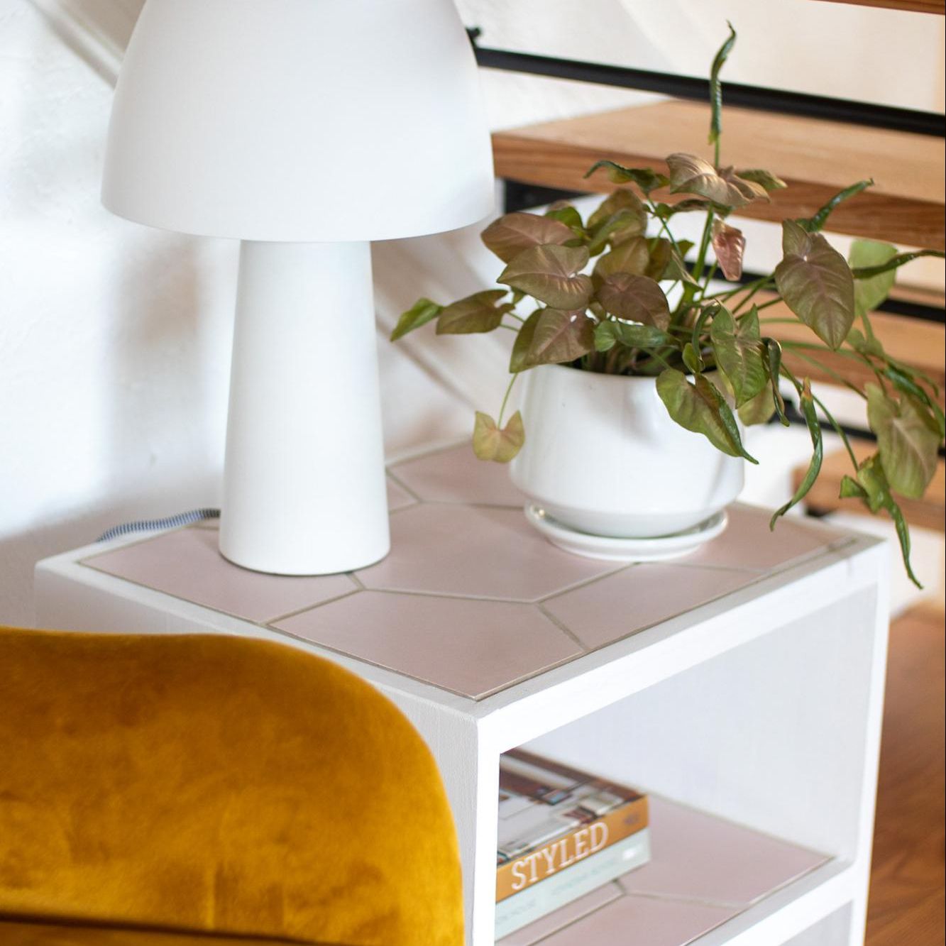 减速火箭的铺磁砖的床头柜用蘑菇灯。