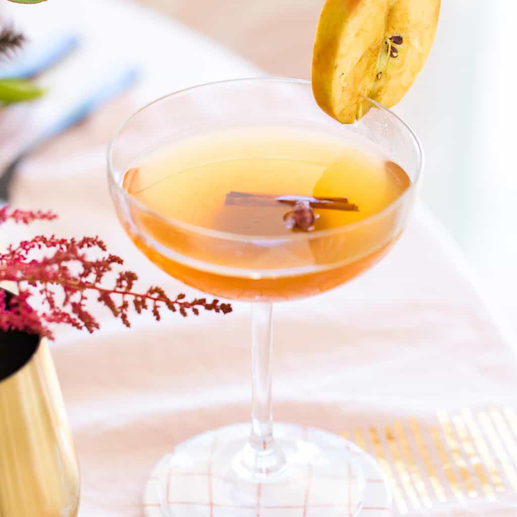 鸡尾酒在轿跑车的玻璃。