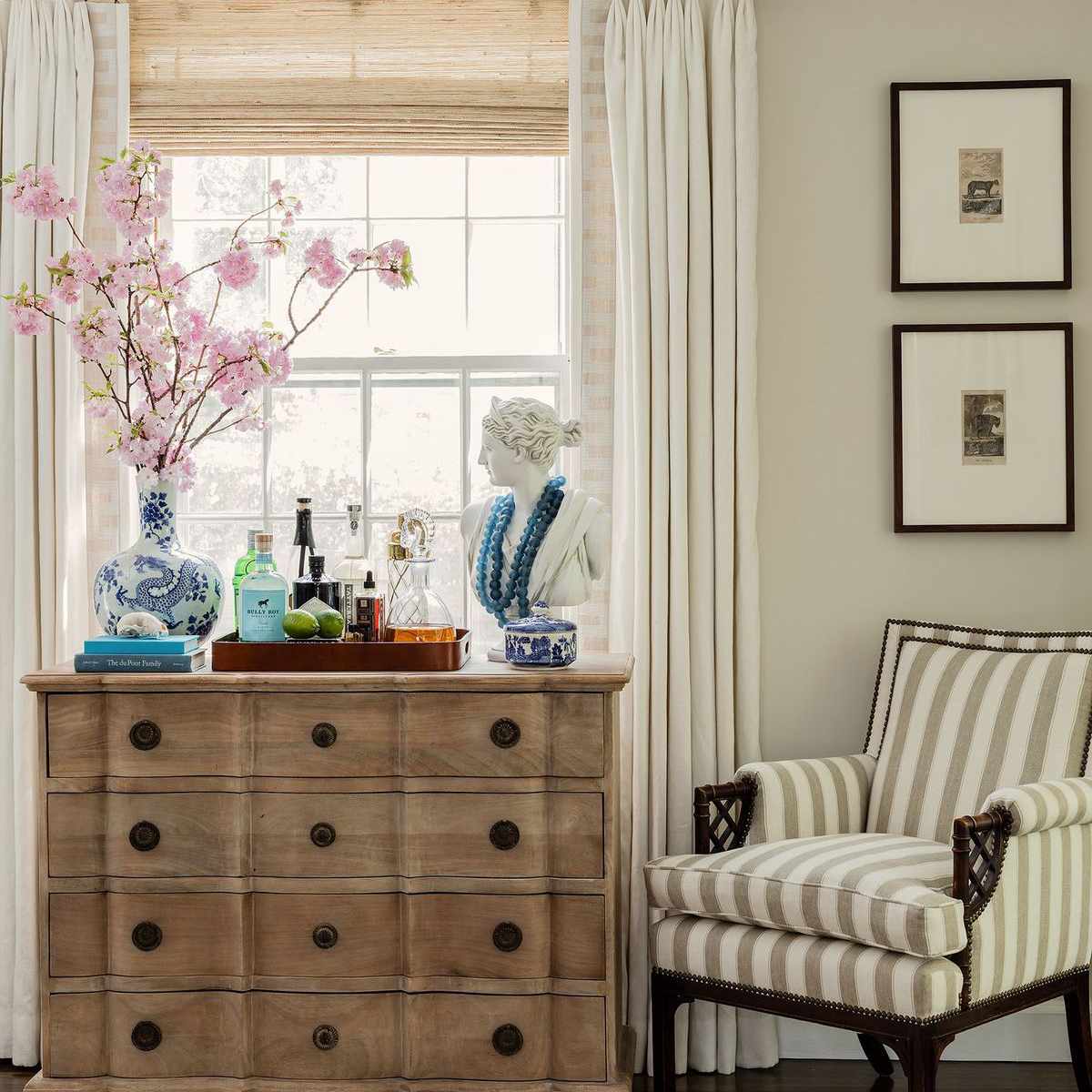 有酒吧推车的经典梳妆台在上面。