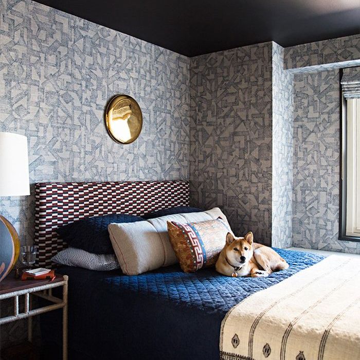 卧室中带有抽象图案的亚麻墙纸