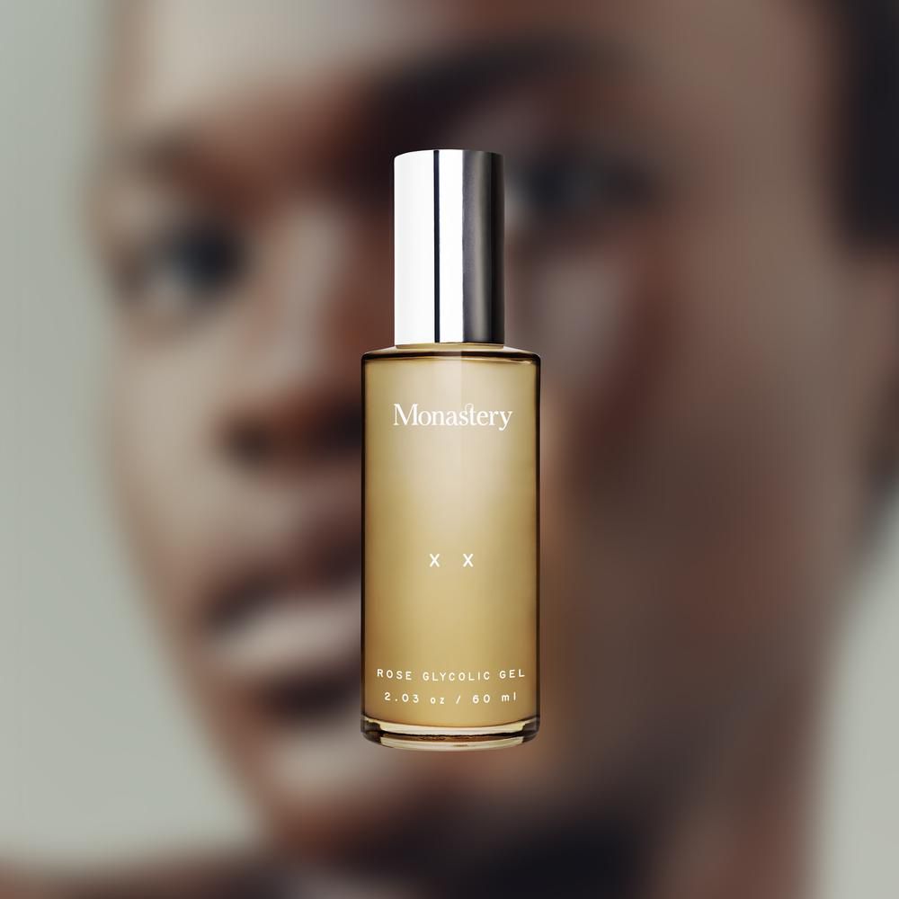 一瓶酒精凝胶，后面是一个模糊的女人。”class=