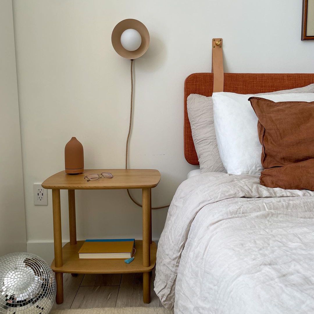 带壁灯和床头柜的卧室