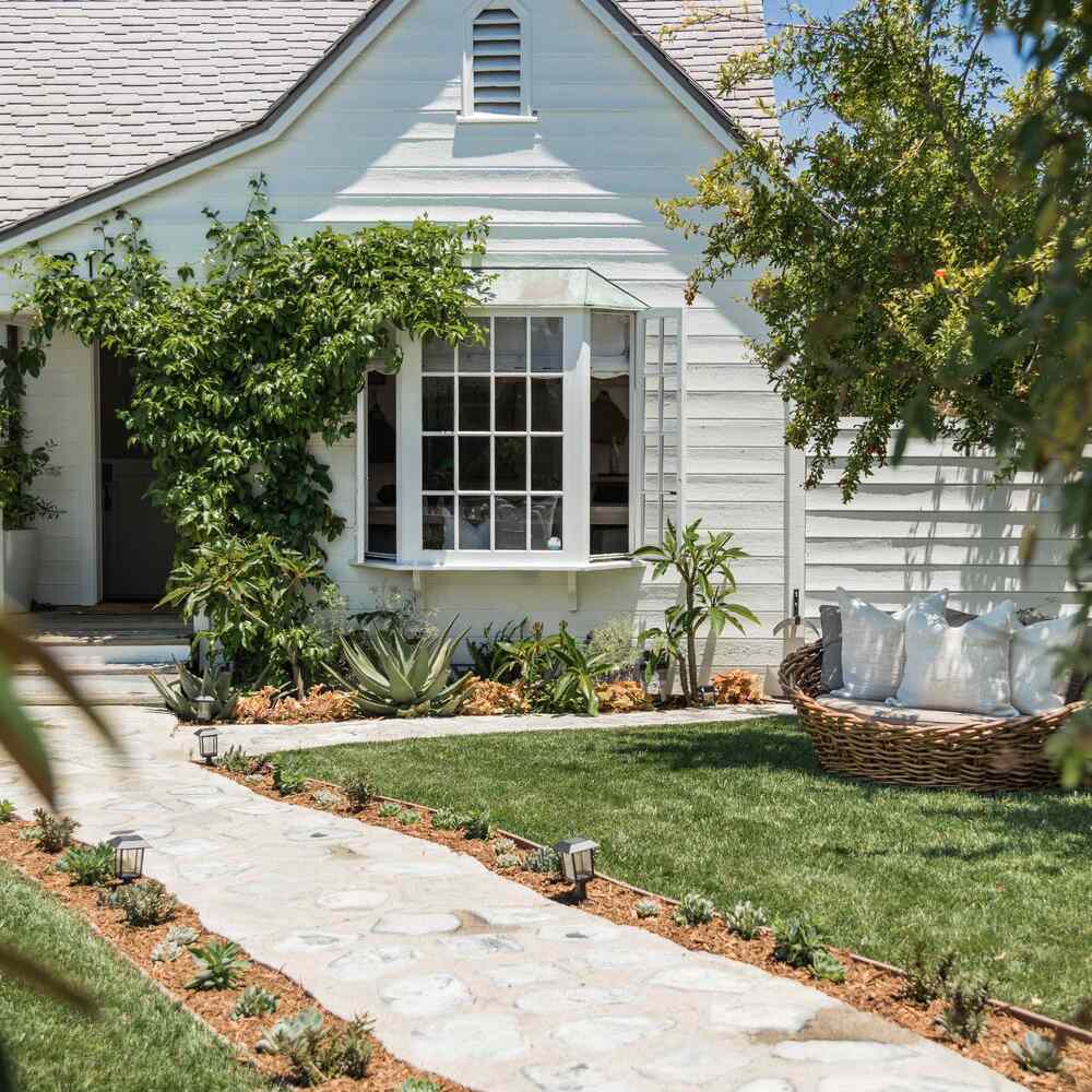 山寨风格的家庭与走道点缀着多肉植物。