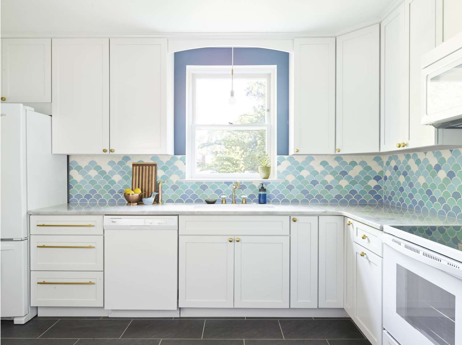 蓝色，水色和白色厨房