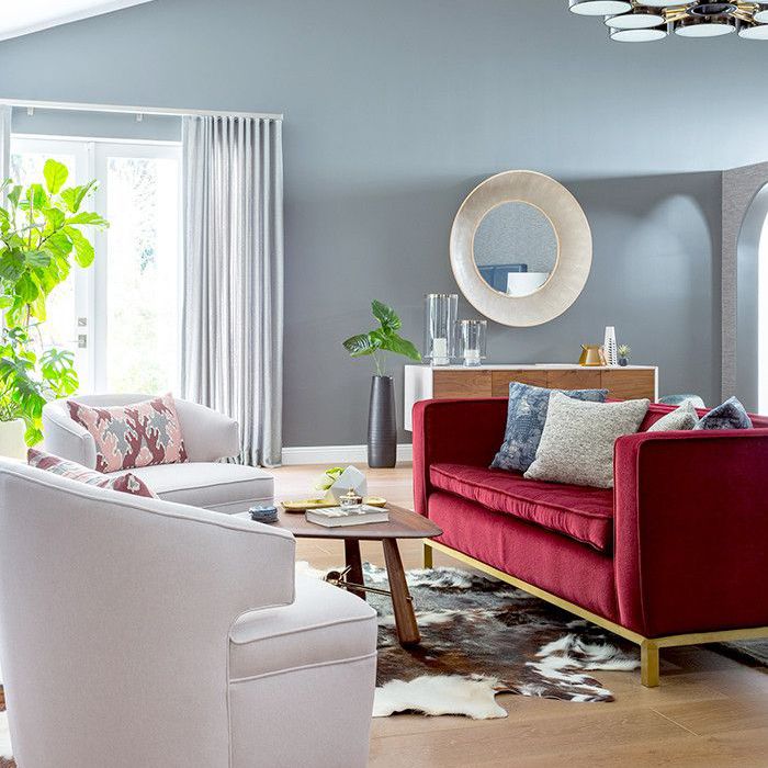 红色沙发的休息区