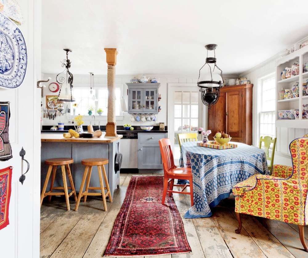 乡村厨房，有很多有图案的纺织品和蓝色的嵌入式家具