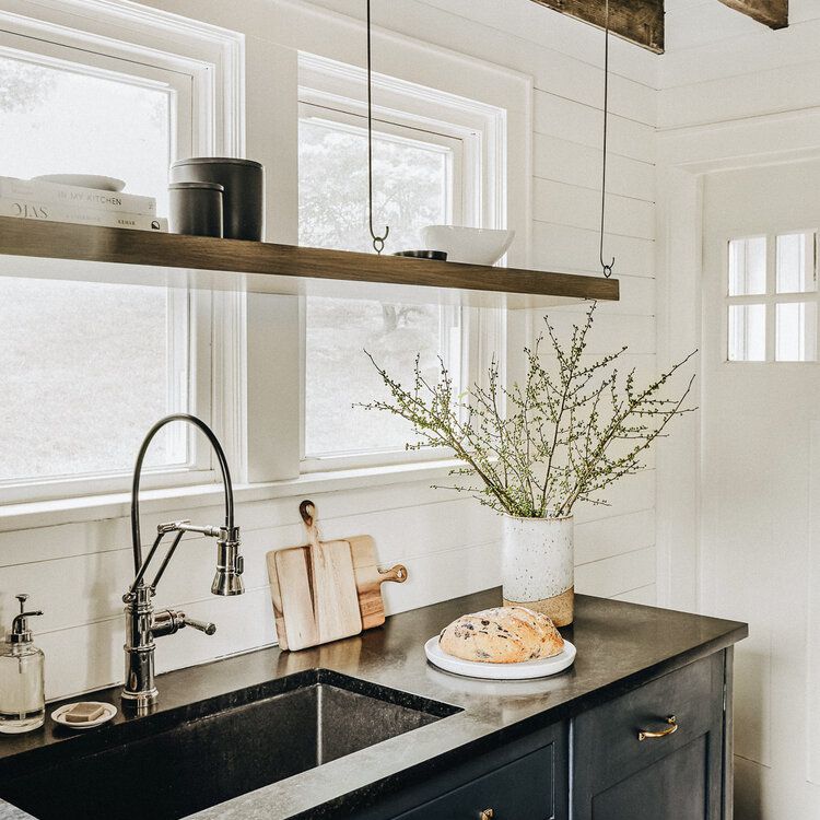 厨房的后挡板由粉刷过的白色木镶板制成