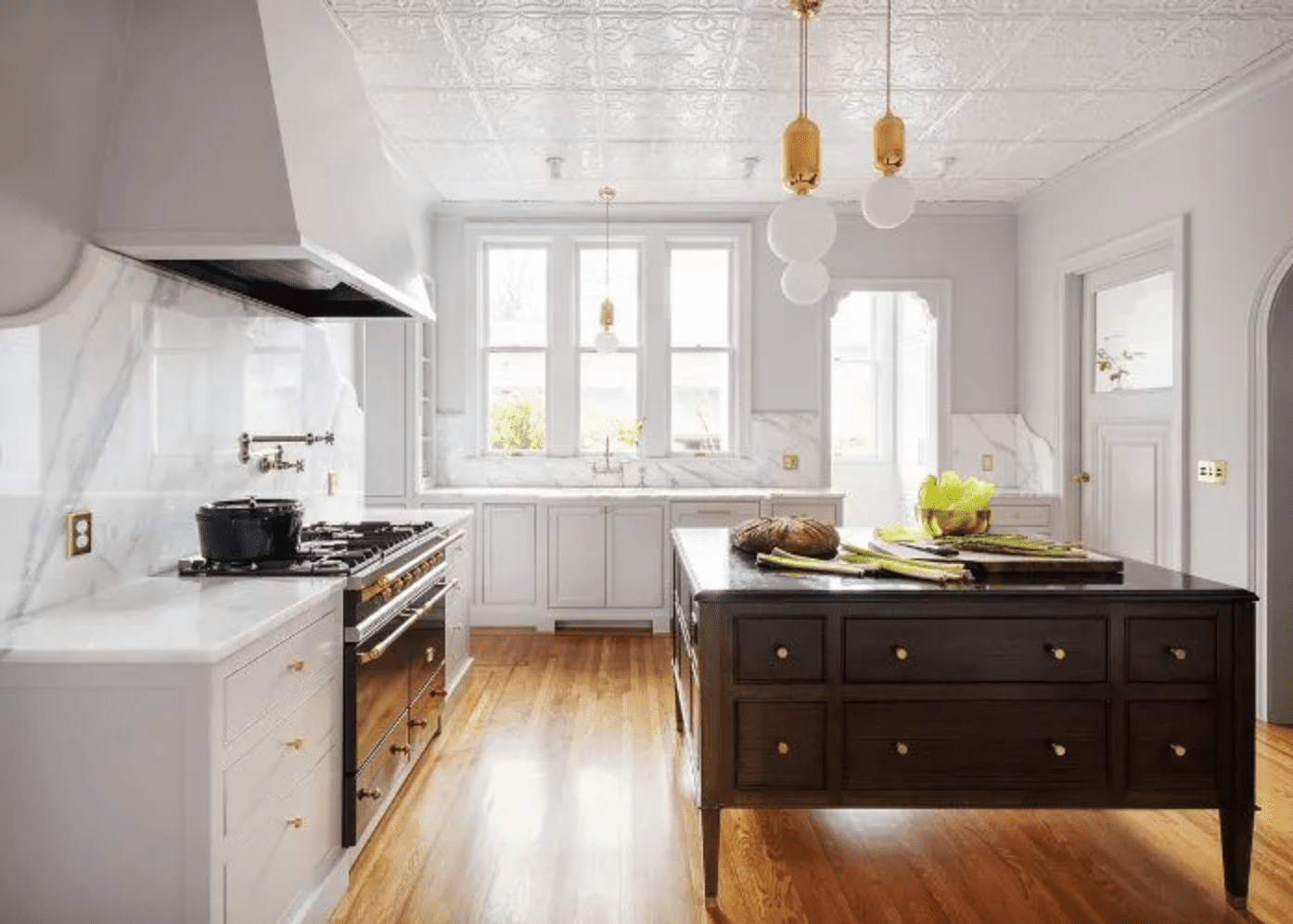 木地板和地球形吊灯开放式厨房