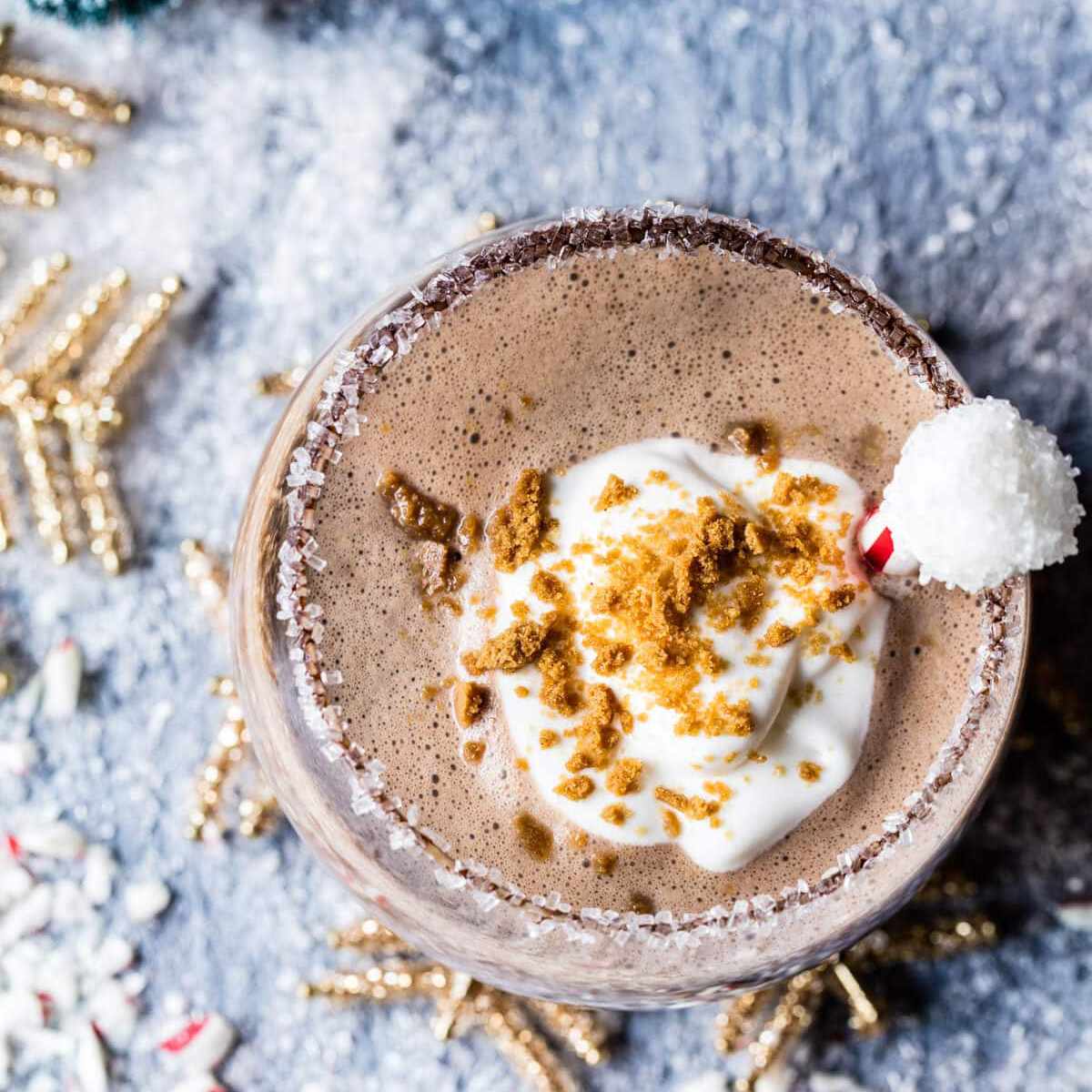 鸡尾酒顶上有生奶油。