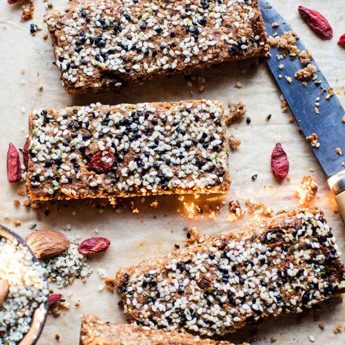 超级食品腰果枸杞浆果棒-工作时的健康零食