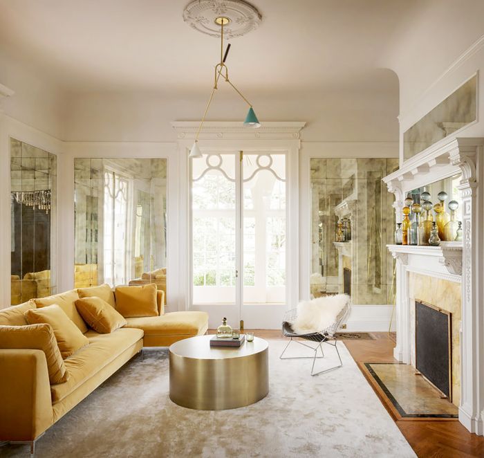 客厅里有奶油黄色的沙发