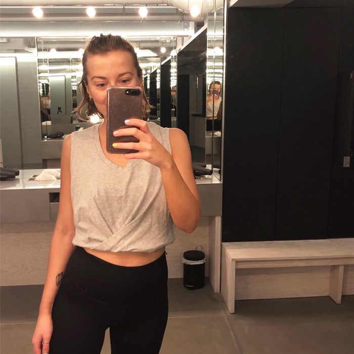 最好的运动胸罩：Alyss鲍文在健身房