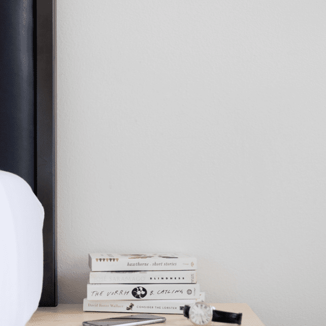 一个小架子，靠在床架中