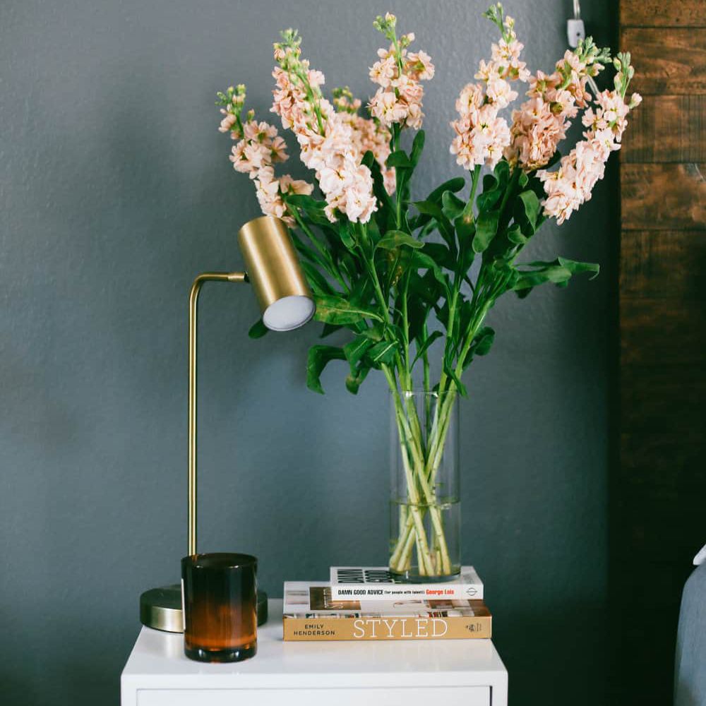 床头柜上放着粉红色的花