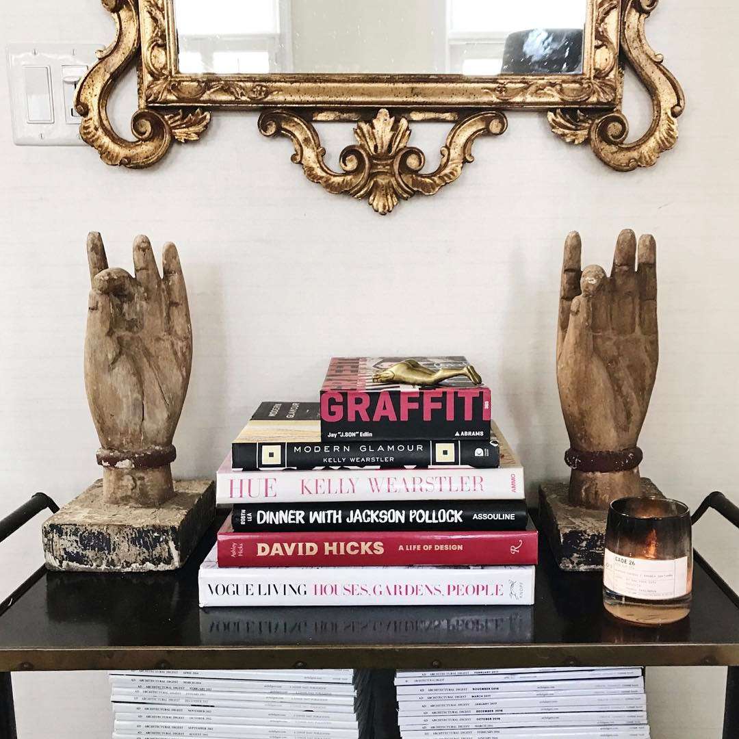 有书和手雕塑的酒吧推车