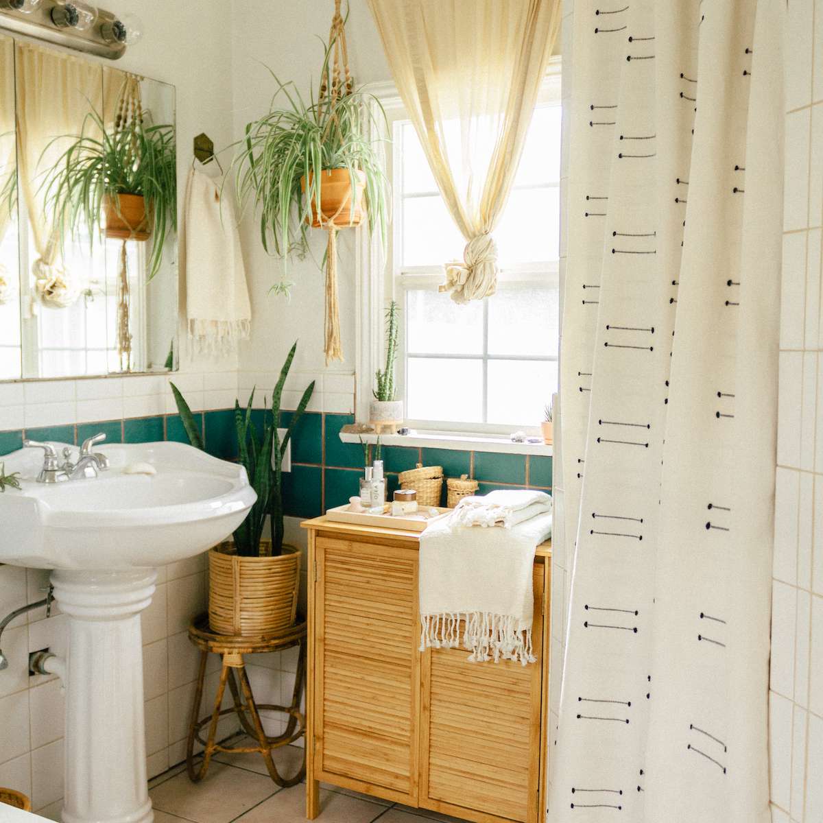 浴室配有淋浴窗帘