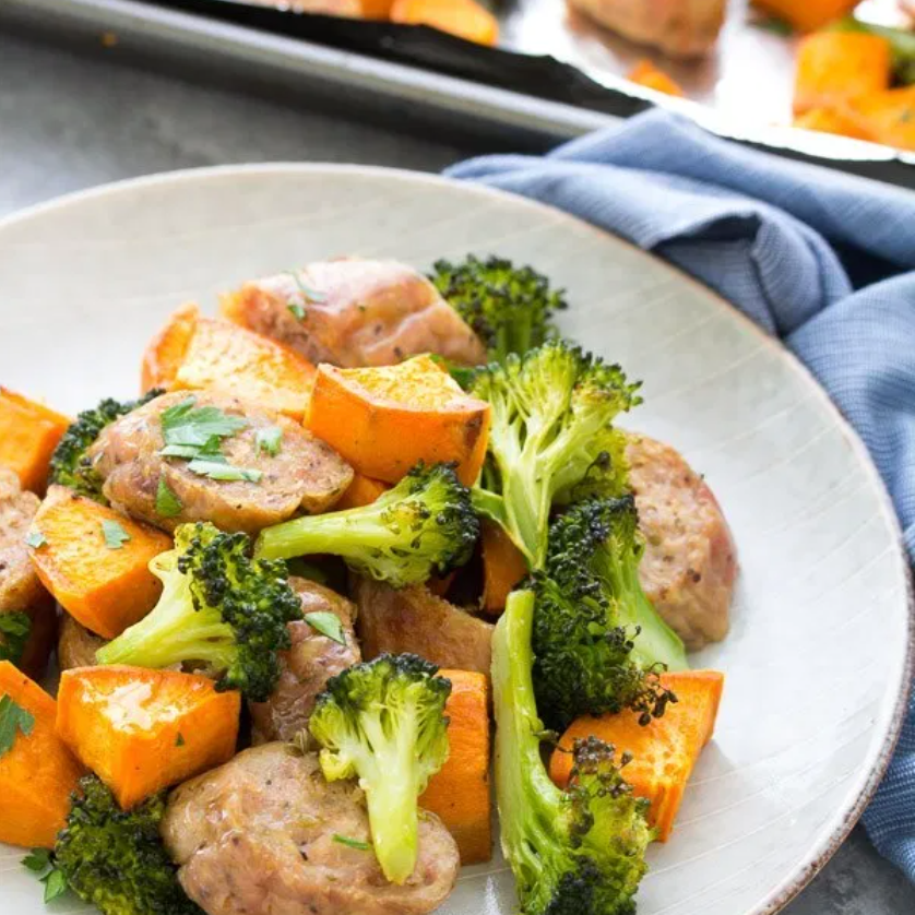 烤盘香肠和烤蔬菜