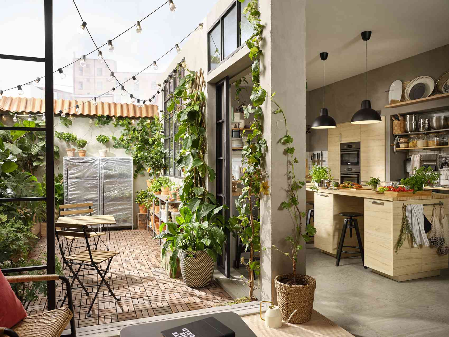 配有厨房和阳台室内室外生活空间