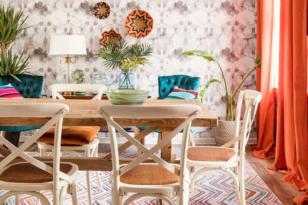 有五颜六色的地毯的被仿造的餐厅。