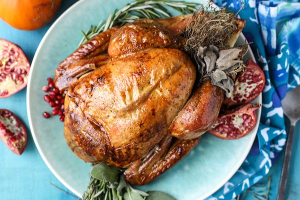 黄油浸白葡萄酒烤火鸡配上完美的肉汁。