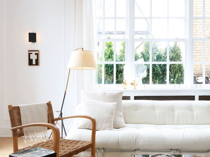 一间挂着白色窗帘的起居室