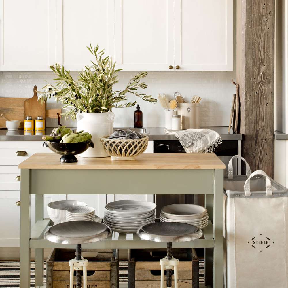 一个乡村厨房，有暴露的木梁和其他再生木质的口音