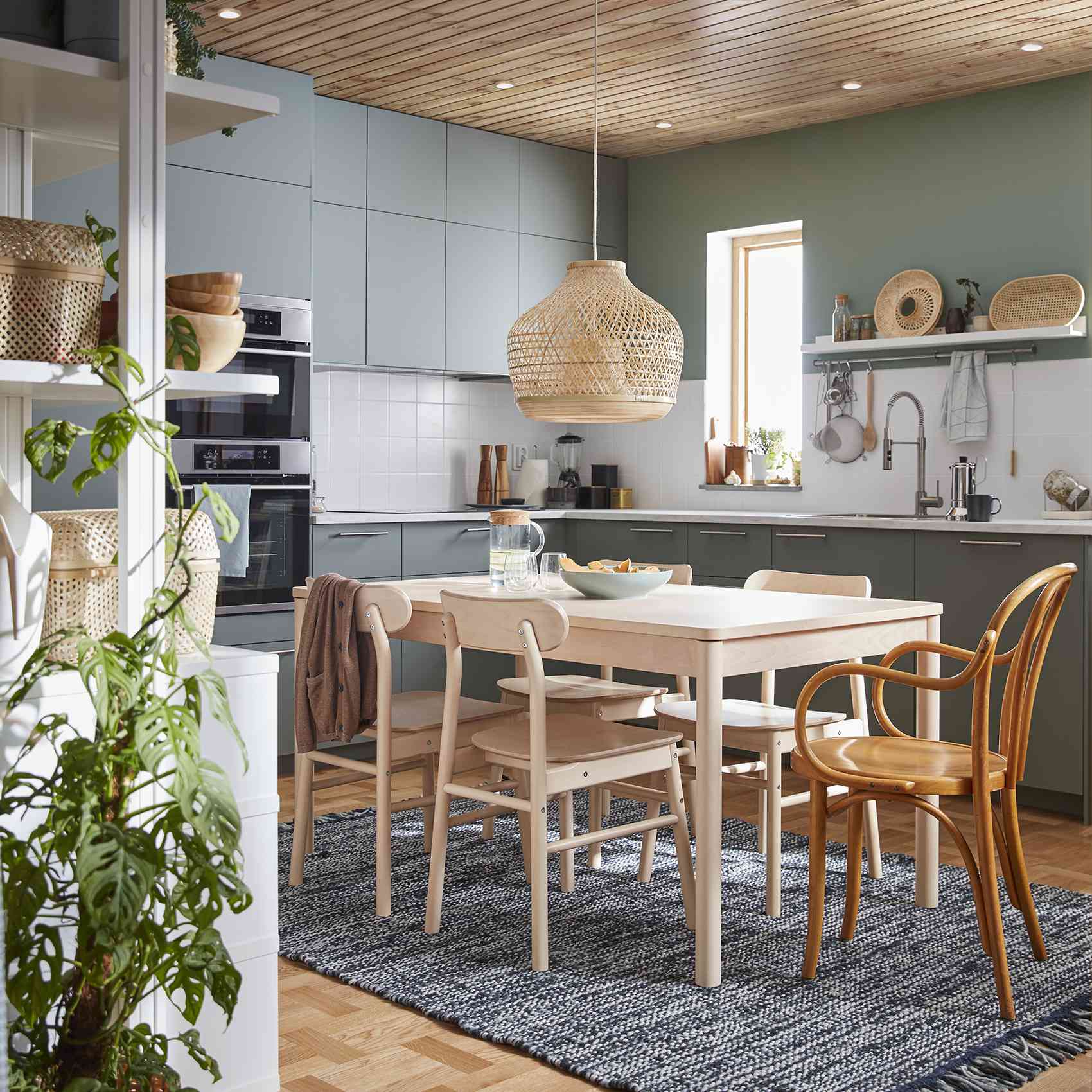 厨房与环保橱柜和藤照明