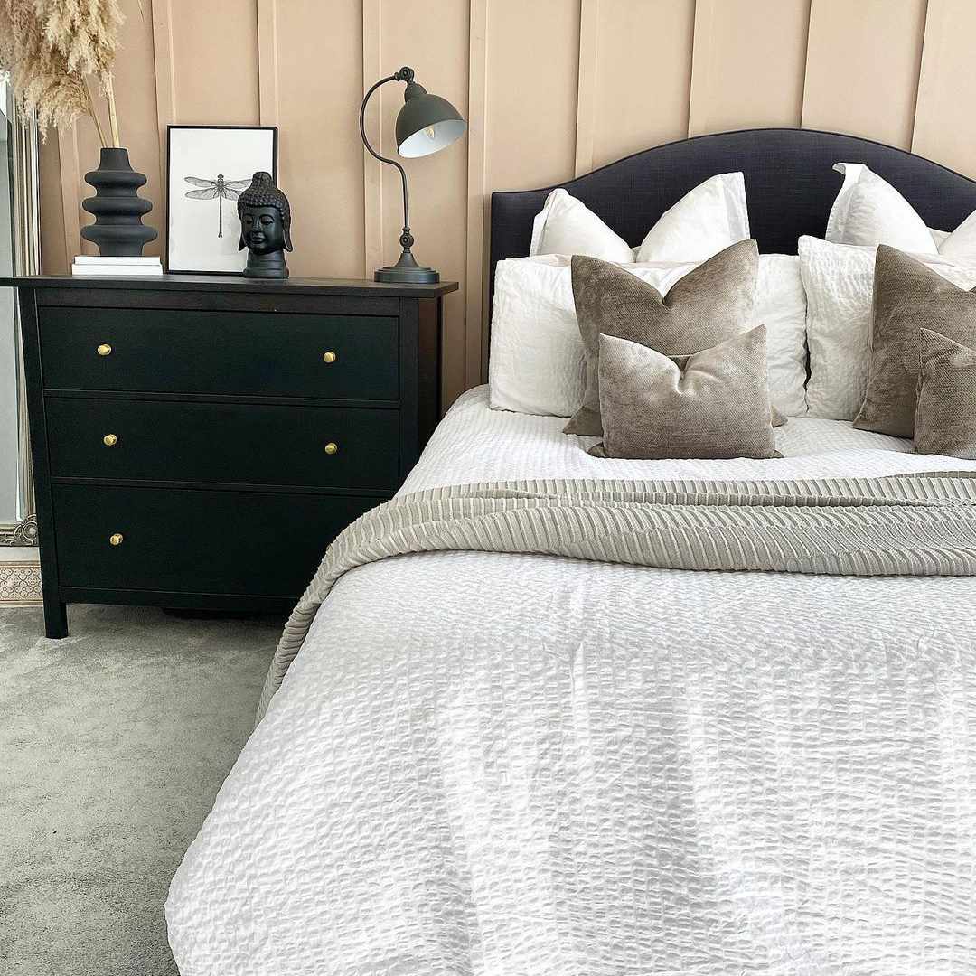 卧室里的黑色口音