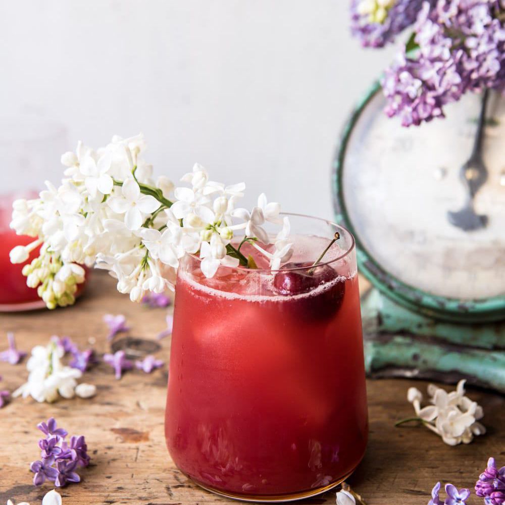 鲜花包围的鸡尾酒。