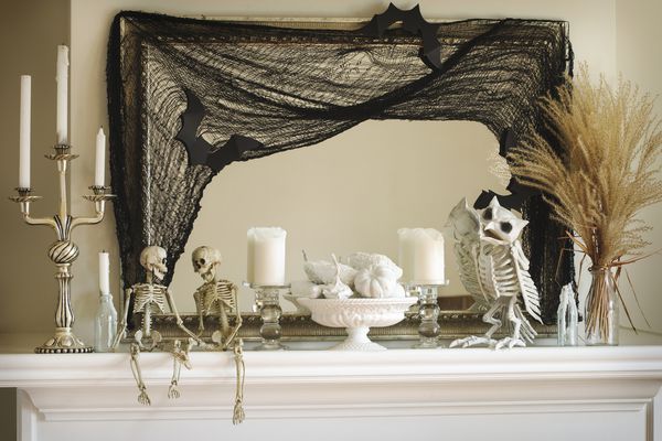 骷髅和蜘蛛网的万圣节幽灵斗篷装饰