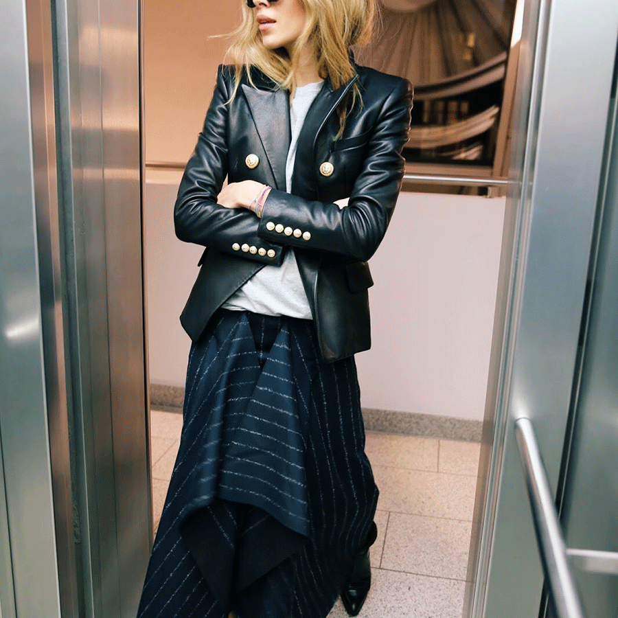 黑色皮夹克女人和黑色条纹短裙