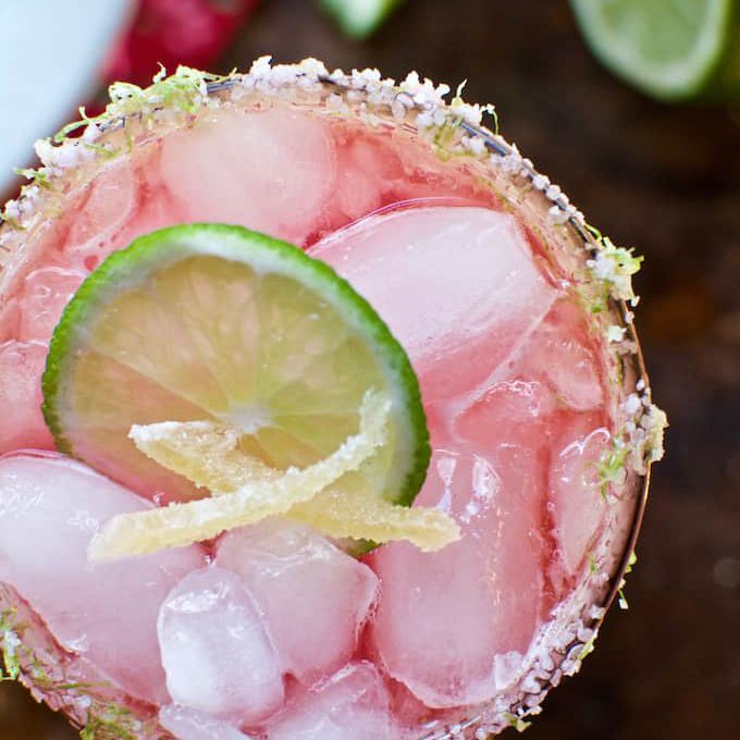 蔓越莓姜玛格丽塔饰有姜和石灰。