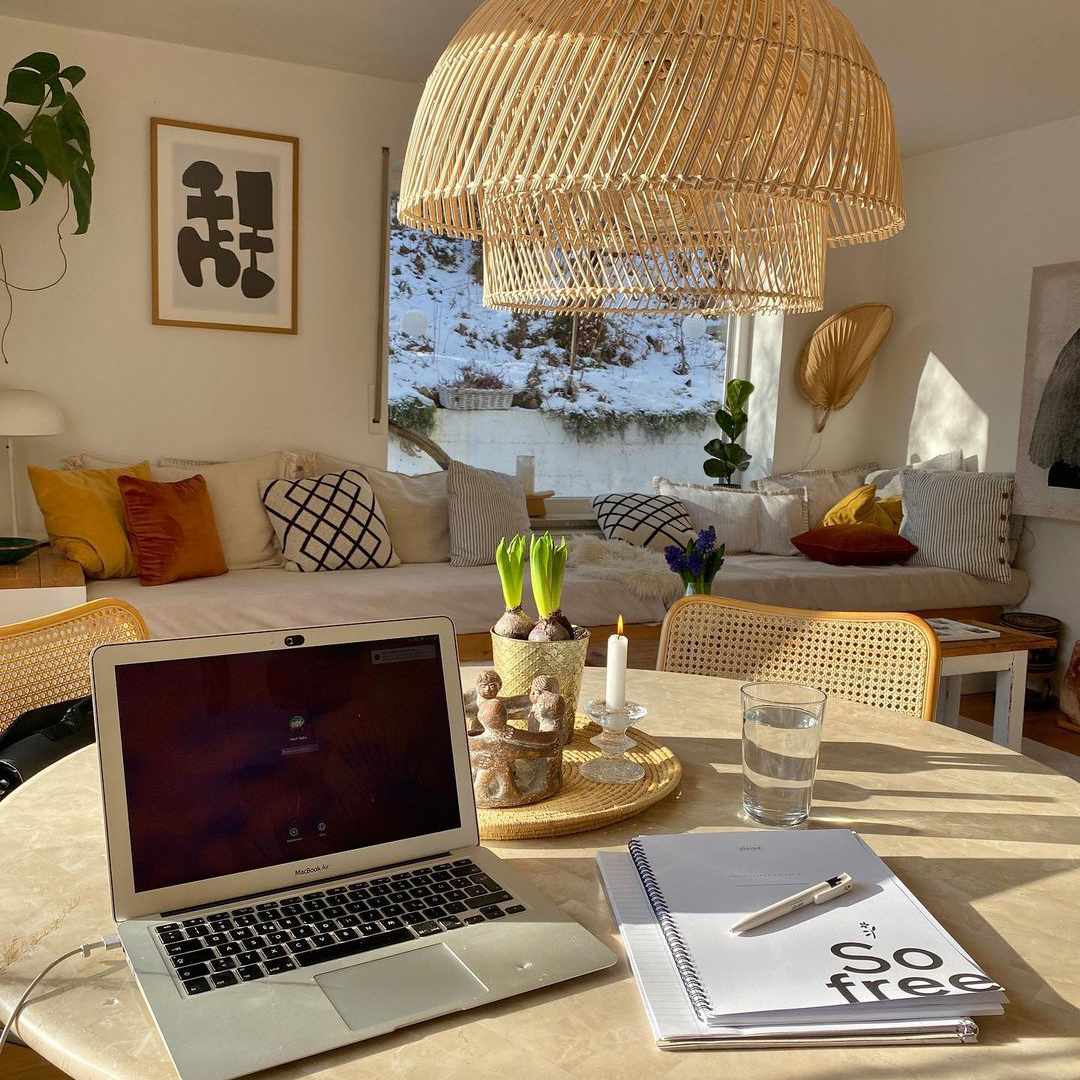 在桌上的笔记本电脑