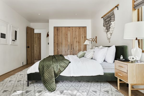 由艾米莉亨德森设计/照片由Sara Ligorria Tramp Mountain House