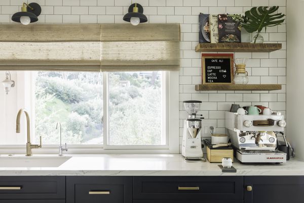 带咖啡吧的厨房