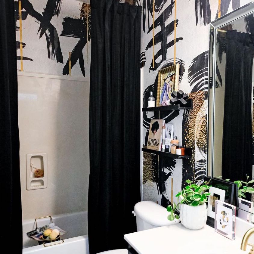 在厕所储物架上