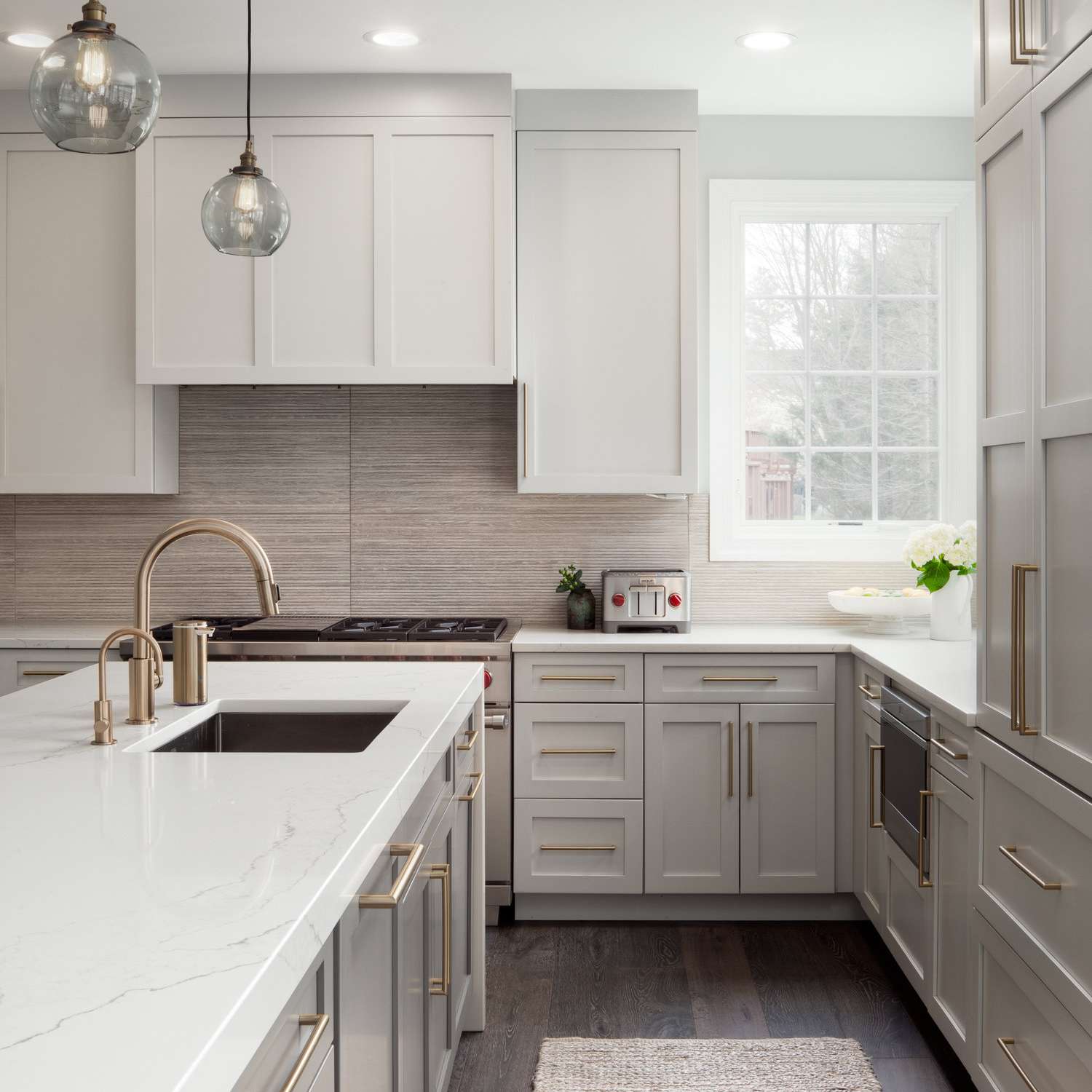 灰色厨房里的灰色厨房地毯