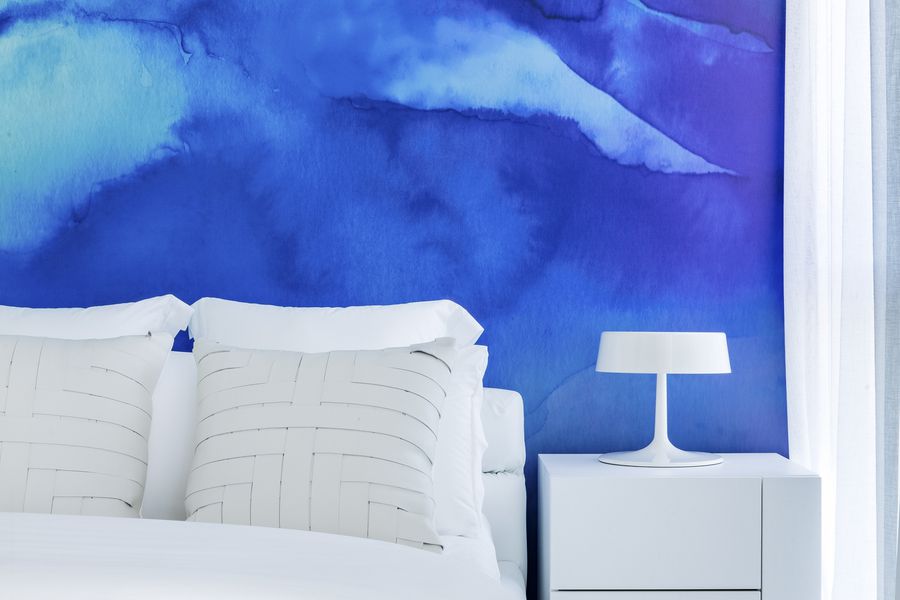 欢乐地装扮你的家-蓝色壁画卧室与白色床上用品