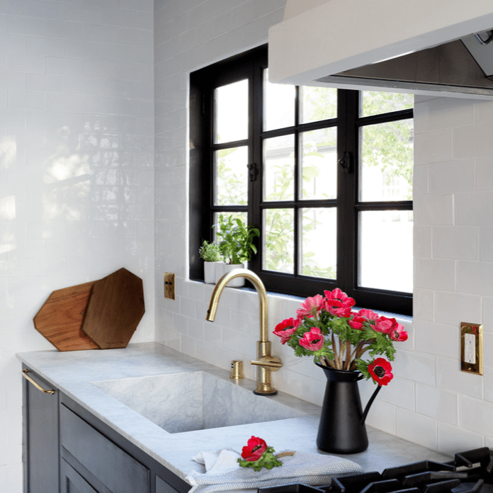 厨房配有黄铜龙头