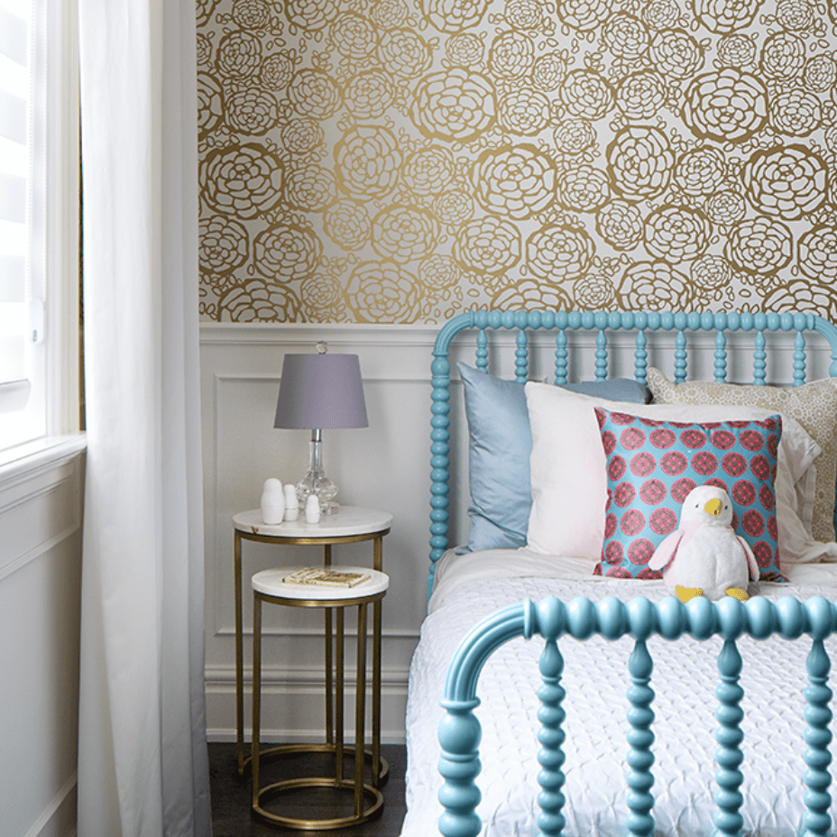 金色壁纸的卧室