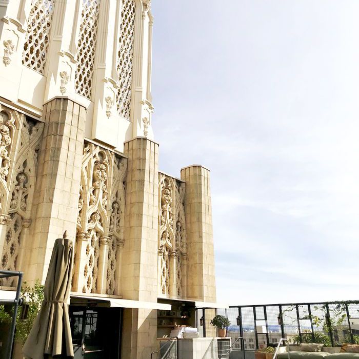 在王牌酒店DTLA屋顶游泳池